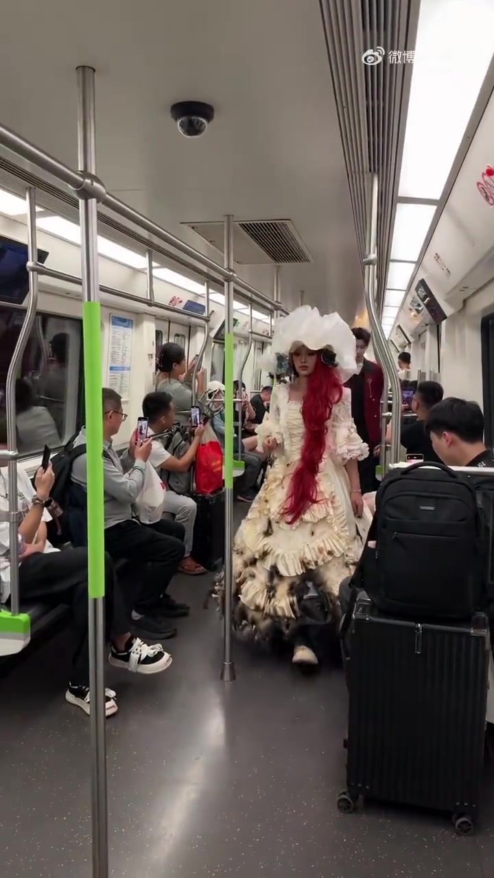 已经流行地铁走秀了吗，这个世界终于颠成了我想要的样子