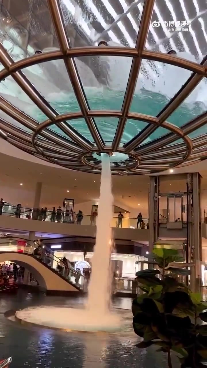 新加坡滨海湾金沙购物中心的“雨眼”瀑布，巧夺天工！