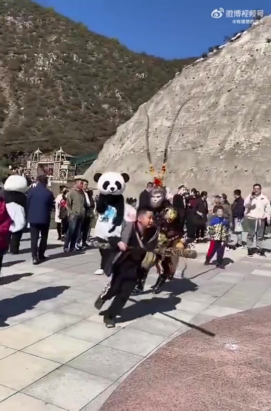 黑悟空的金箍棒被熊孩子抢了