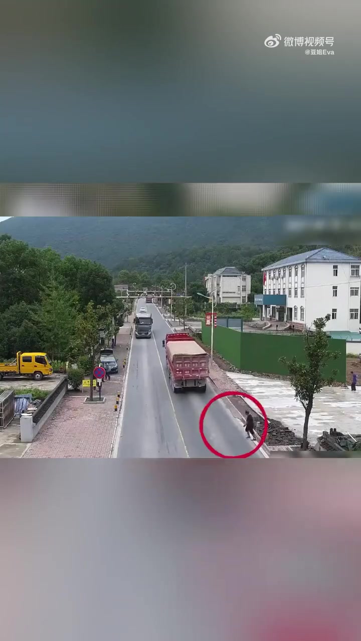 男子横穿马路造成两辆大货车相撞！！！