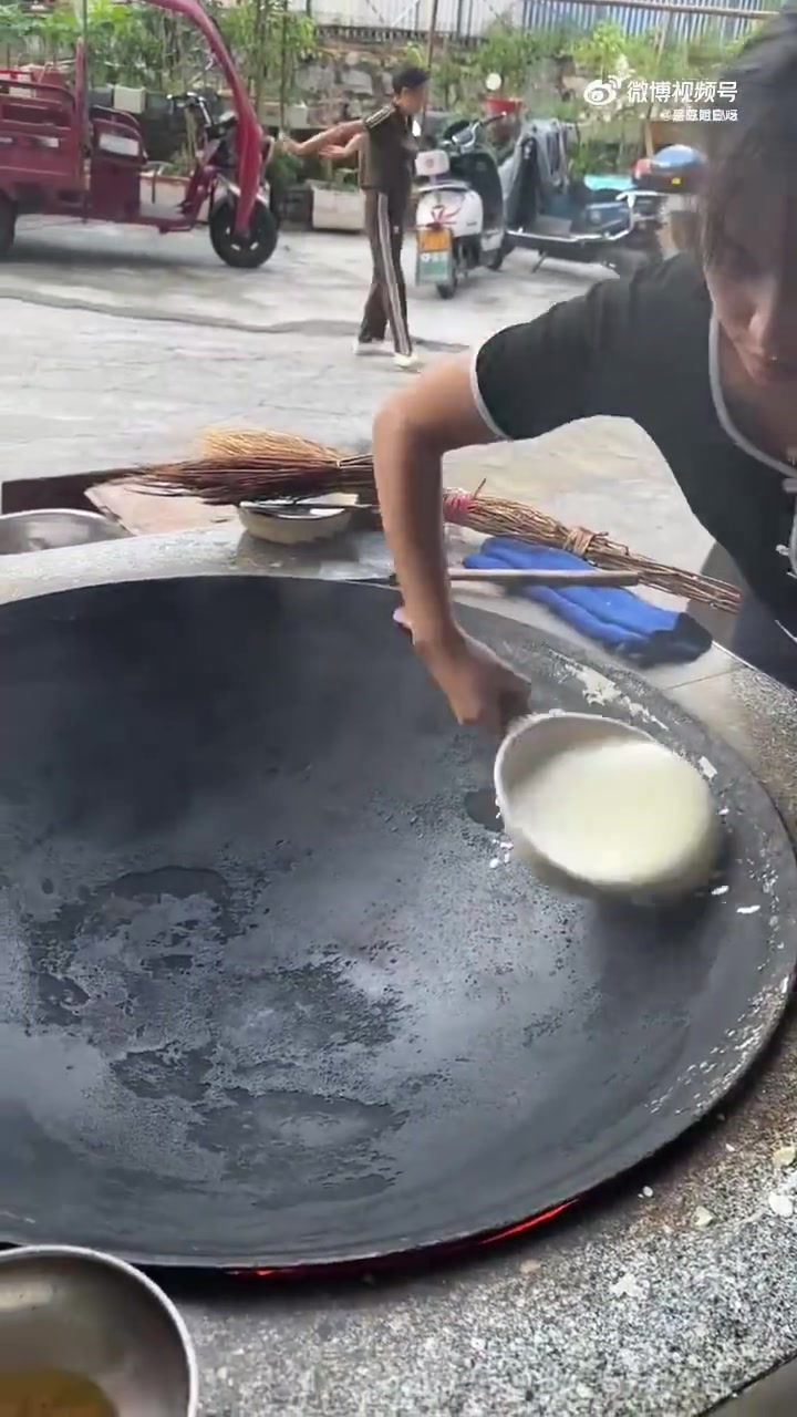 这不得粘上一层锅灰