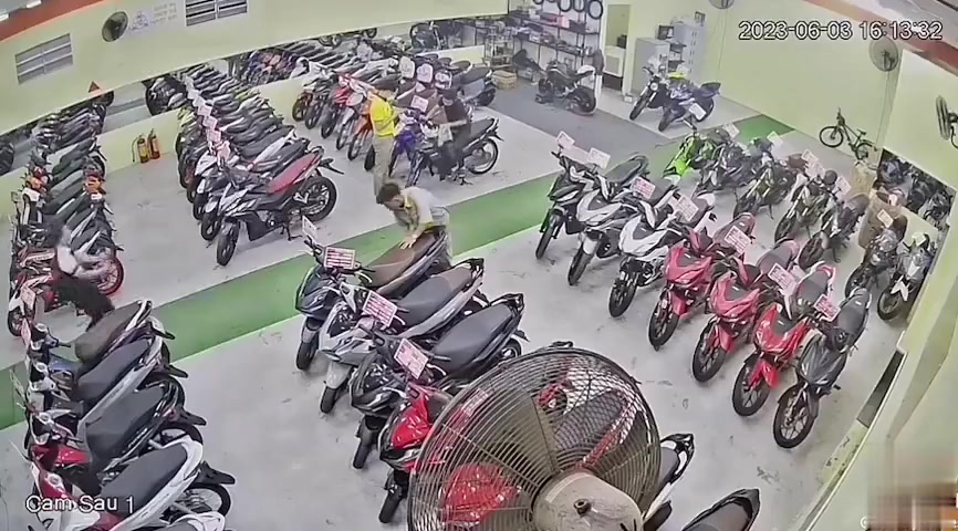 正在打扫门口卫生，看到这一幕赶紧把男同事全部喊出来