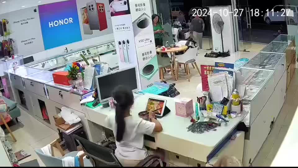 进店无缘无故就开始了！想问下这下需要赔多少钱