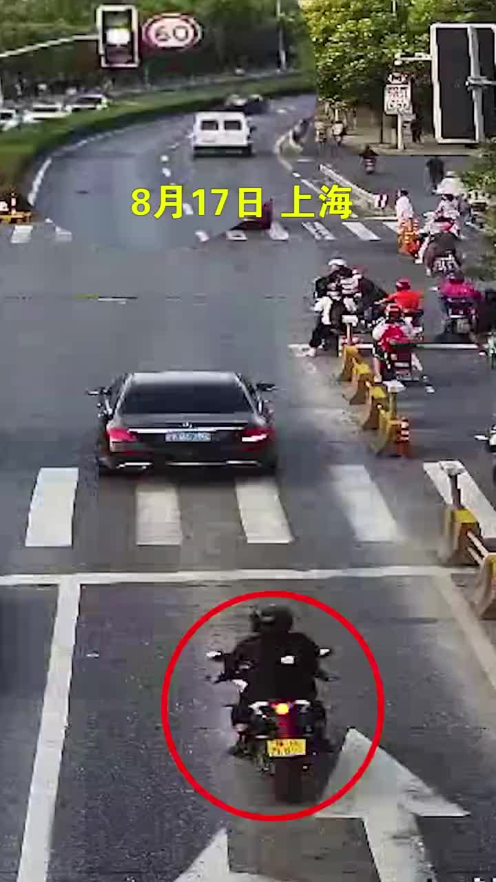 摩托车有自己的想法！被追尾后自动驾驶穿过十字路口！