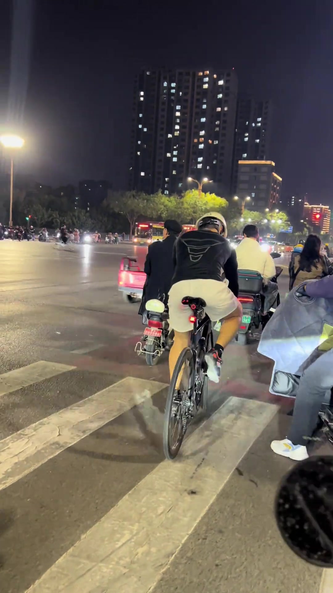 见过装的没见过像你这么装的，这和当众拉屎有啥区别