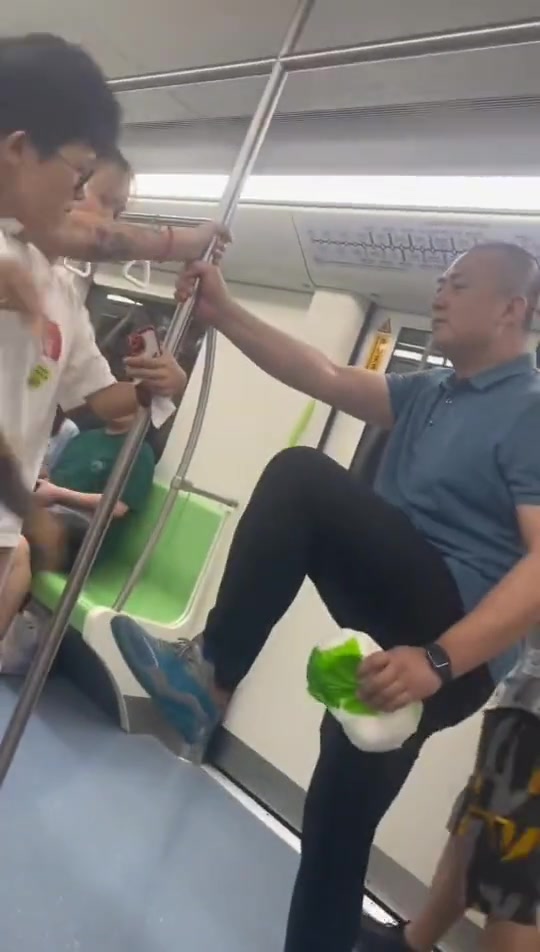 地铁上男子多次脚踹小伙