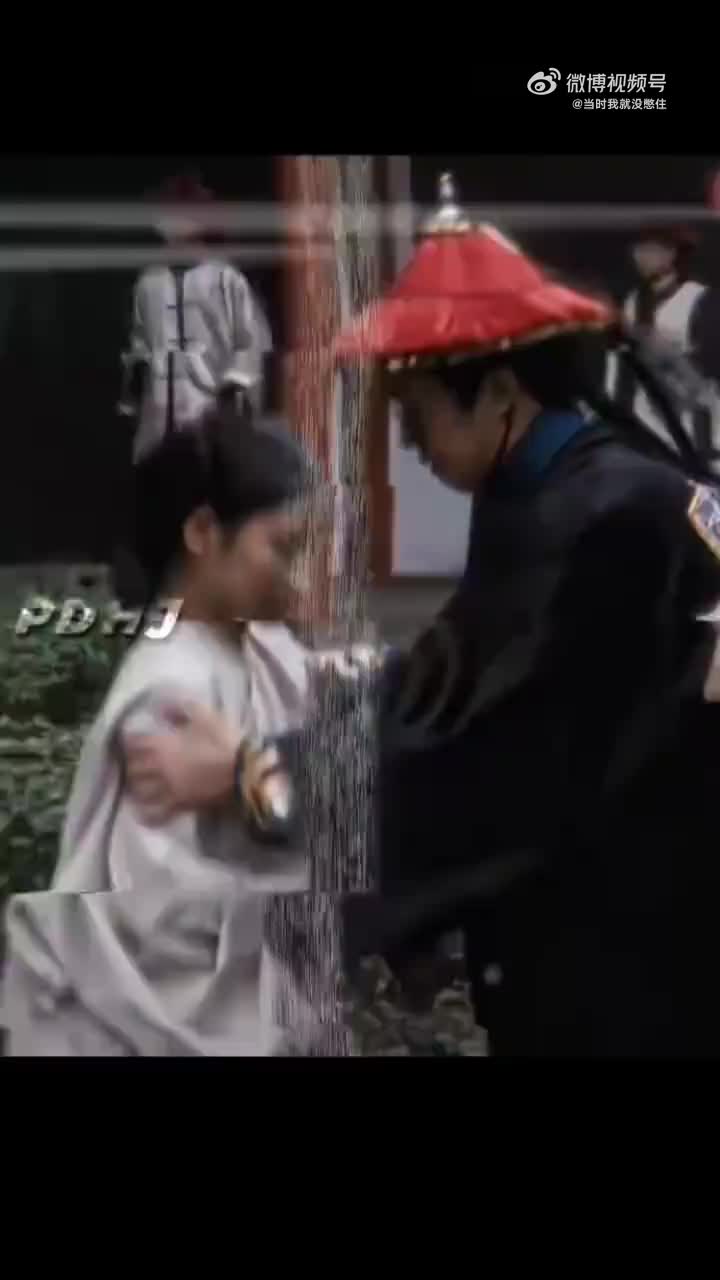 周星驰演的韦小宝抄家鳌拜连吃带拿的！