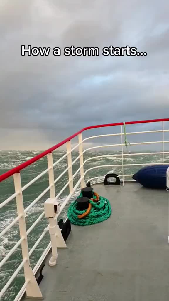 波涛汹涌的大海有一种虚幻的不真实感