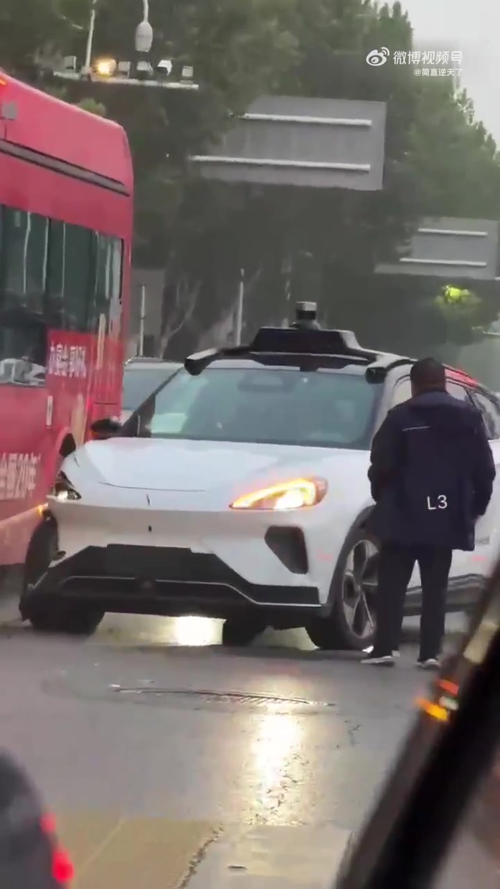 被无人驾驶车撞上了，公交车司机满脸无奈