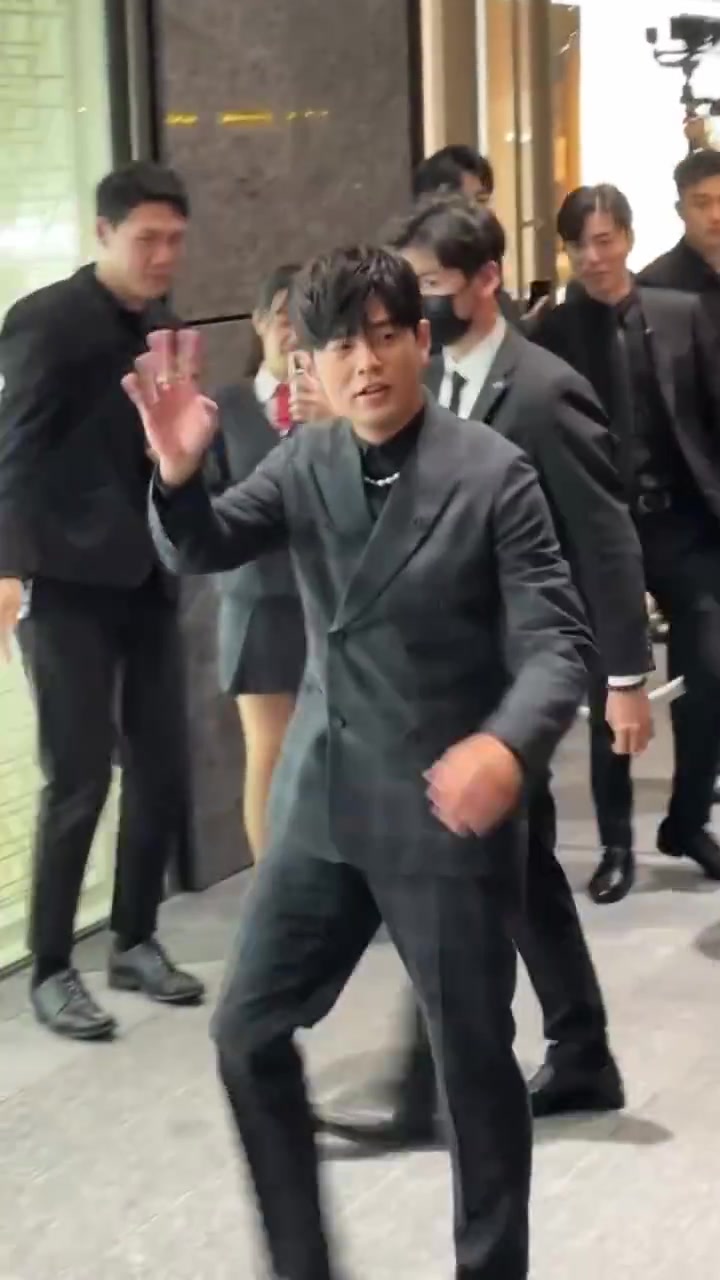 我需要三秒时间辨別真假，怎么看都觉得是粥饼伦....