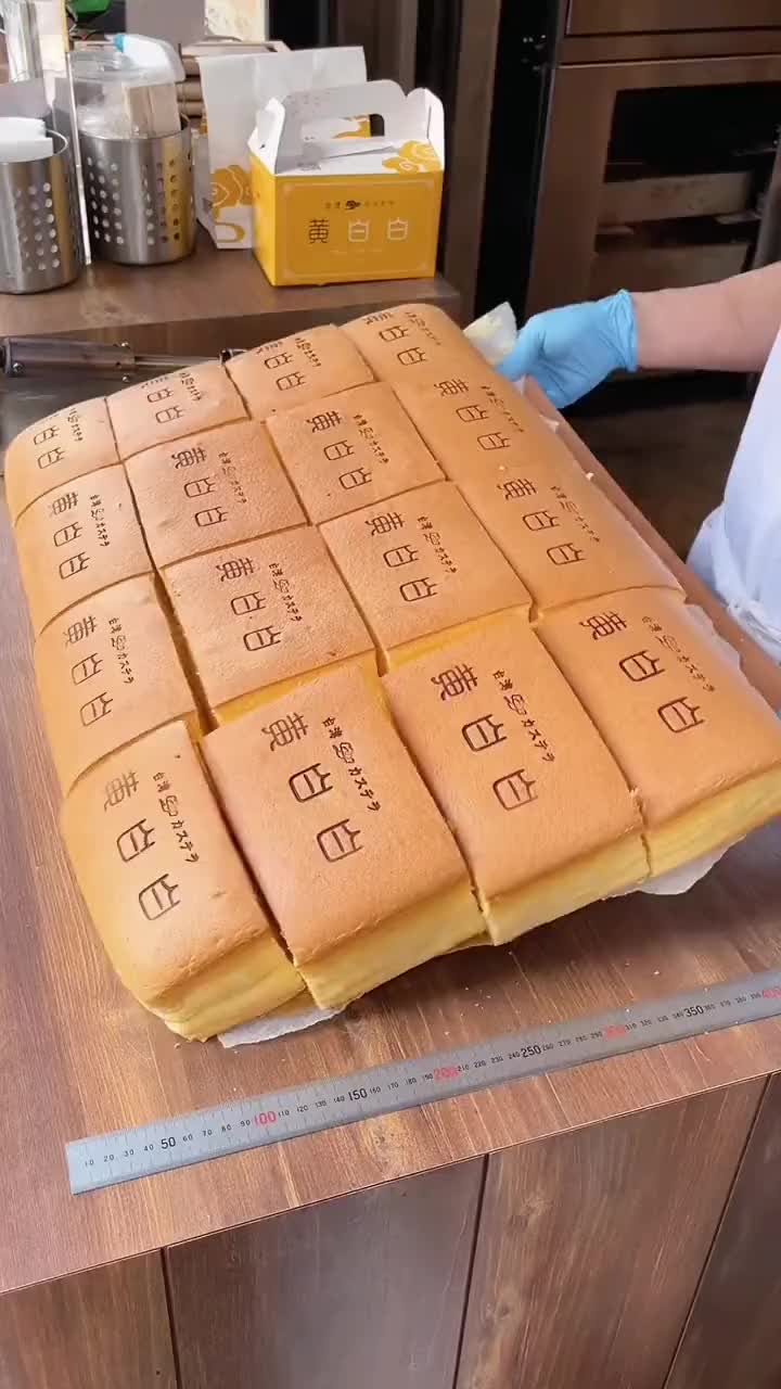 刚出炉还冒热气的新鲜蛋糕，看起来很好吃