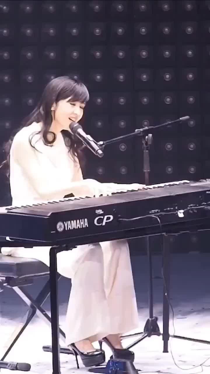 20多年前的空气刘海引流当今的潮流，53岁的玉女掌门人周慧敏