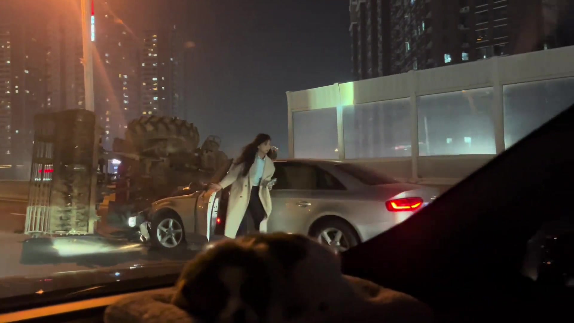 晚风拂长发，轿车掀半挂