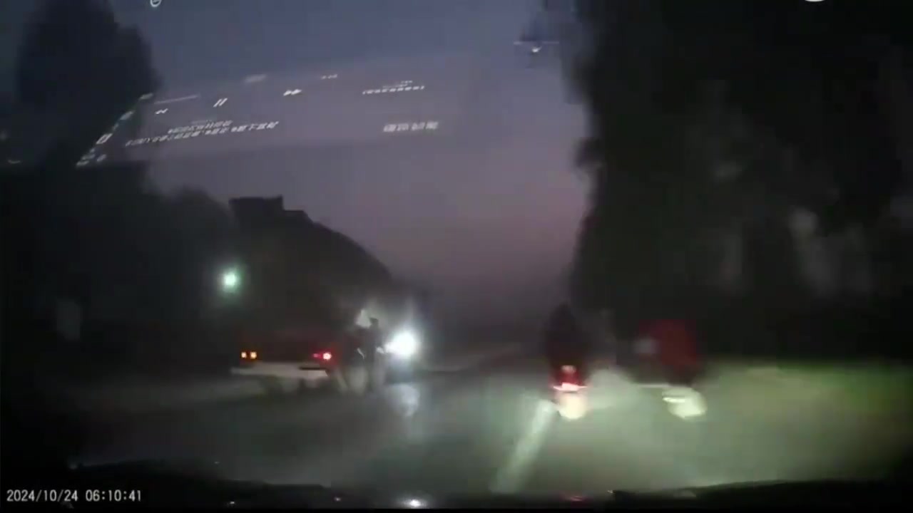 反装大灯的搅拌车差点导致车祸，幸好视频车司机老练！