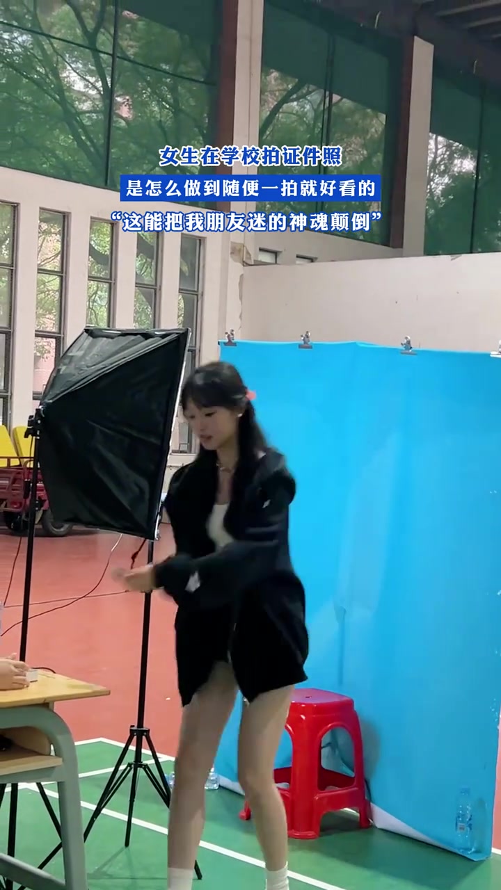 女生在学校拍证件照，是怎么做到随便一拍就好看的