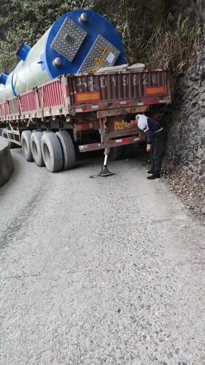 物理外挂才是真正的无敌，你们见过大货车这样过弯的