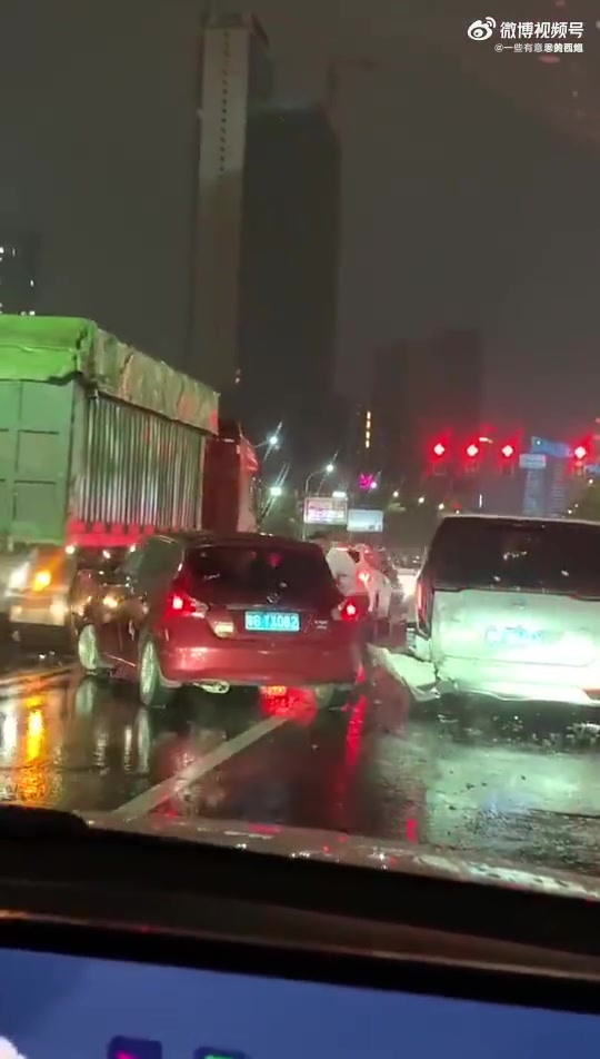 发生事故不下车直接走了，这是什么操作