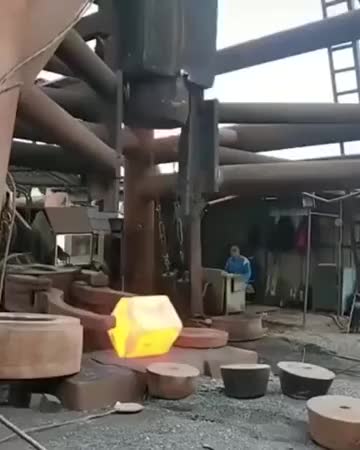 这个巨型锤每砸一下，感觉整个世界都要抖一抖...
