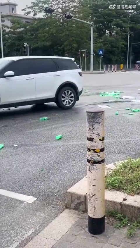 看热闹有风险，这回尴尬了吧！！