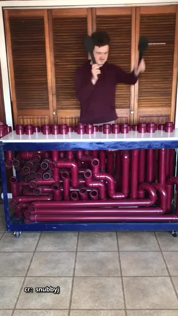 网友将不同长度的水管组合成敲击乐器