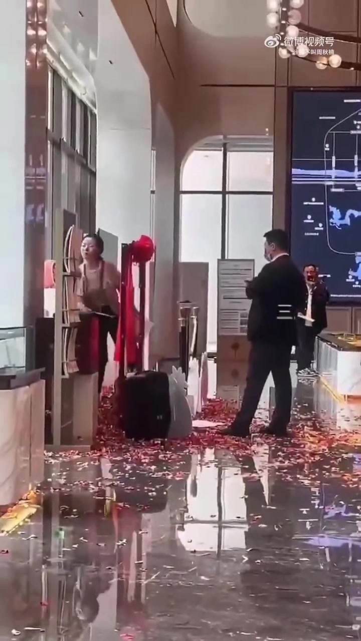 疑似房价下跌幅度较大，先期买房的业主怒砸售楼部