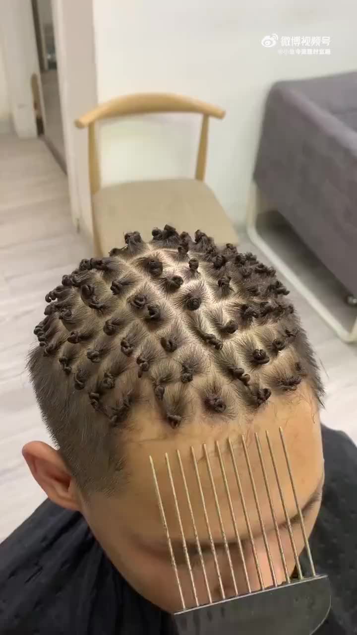 小哥心血来潮去整了黑人烫，看表情自己都绷不住了