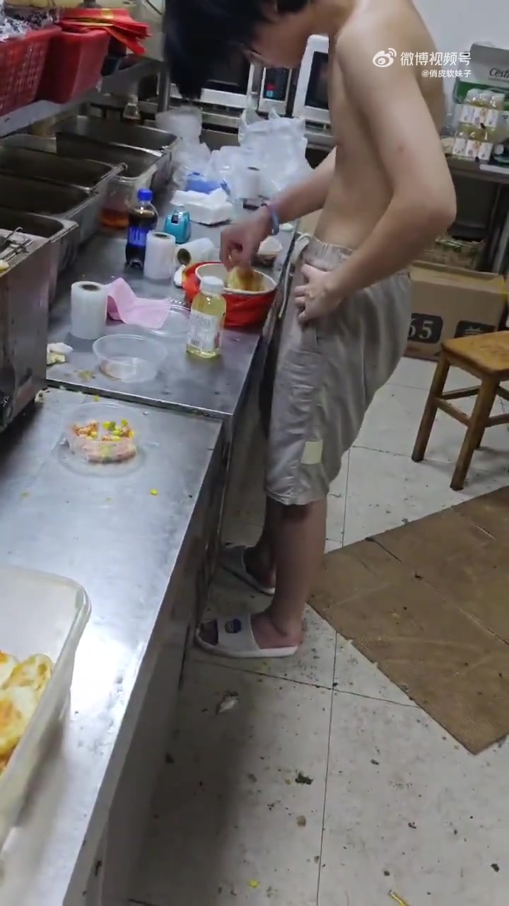 网友发视频称：刷新了我的认知，这就是外卖店的环境！