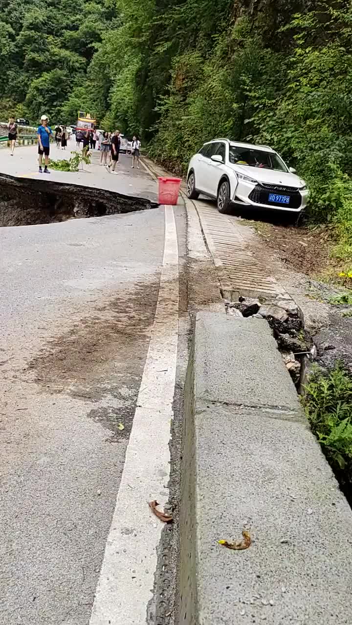 道路塌陷严重，司机还要强行通过，果然是人高艺胆大啊！！！！