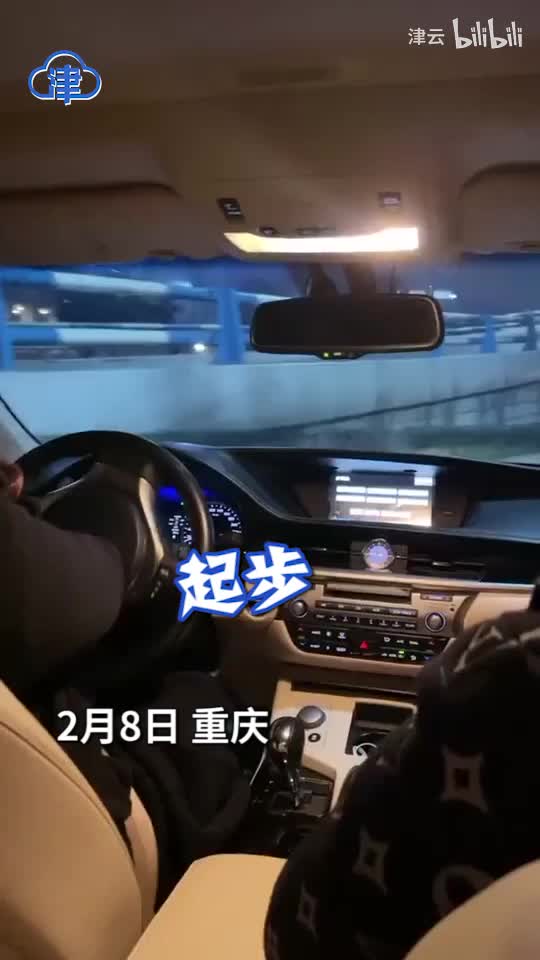 三个男生喝酒后耐心指导女司机开车，网友：氛围像指挥开飞机