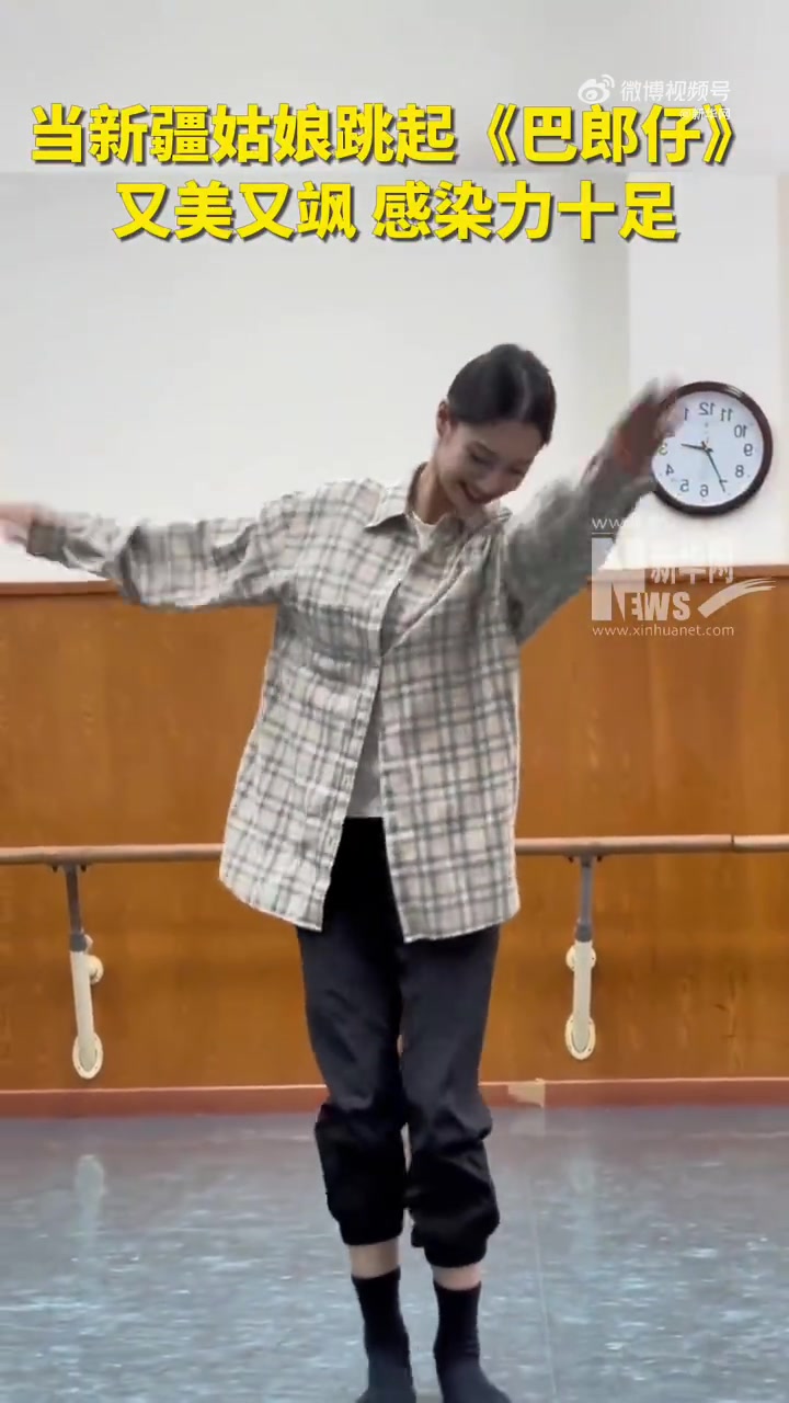 新疆姑娘跳起舞来又美又飒，感染力十足