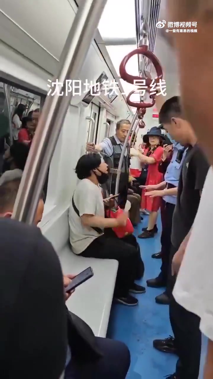 因为地铁抢座小伙被大爷谴责，小伙率先崩溃，大爷开始变得沉默