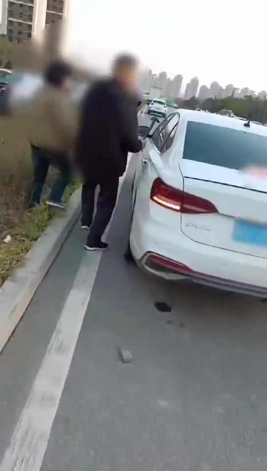 货车司机卸完货正在路边休息，突然听到有人在喊救命