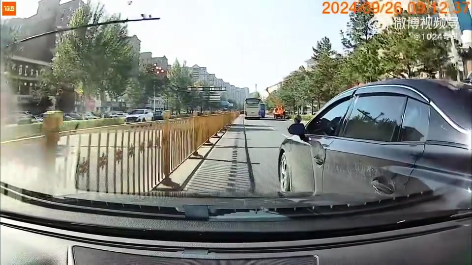 红绿灯超车，仅剩100米不愿等，结果...
