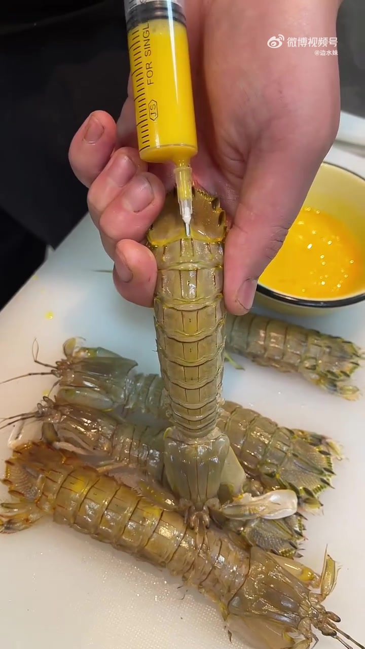 打鸡蛋黄皮皮虾会更鲜嫩色泽更漂亮！