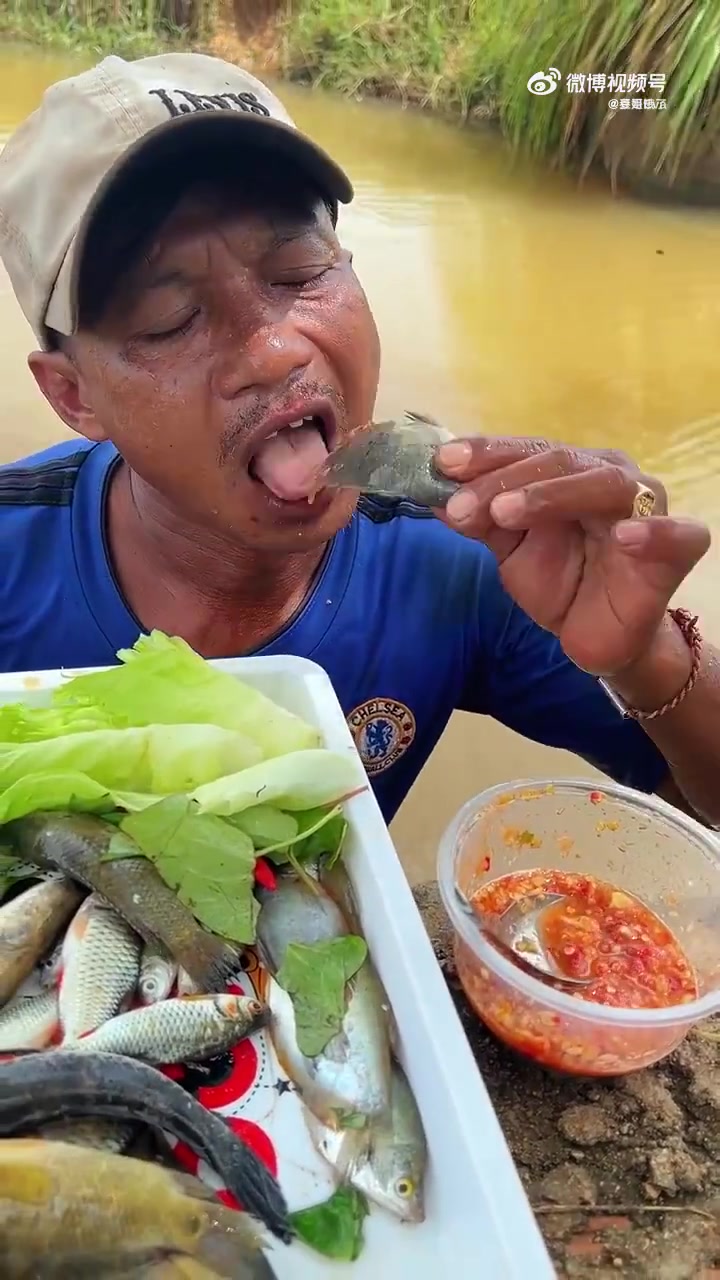 东南亚人是有多喜欢吃刺身，刚捕捉的鱼蘸上酱料直接生吃！