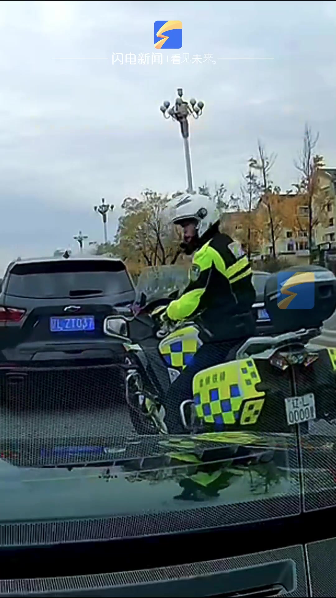 女子大出血又遇到早高峰，交警铁骑开启开挂护送