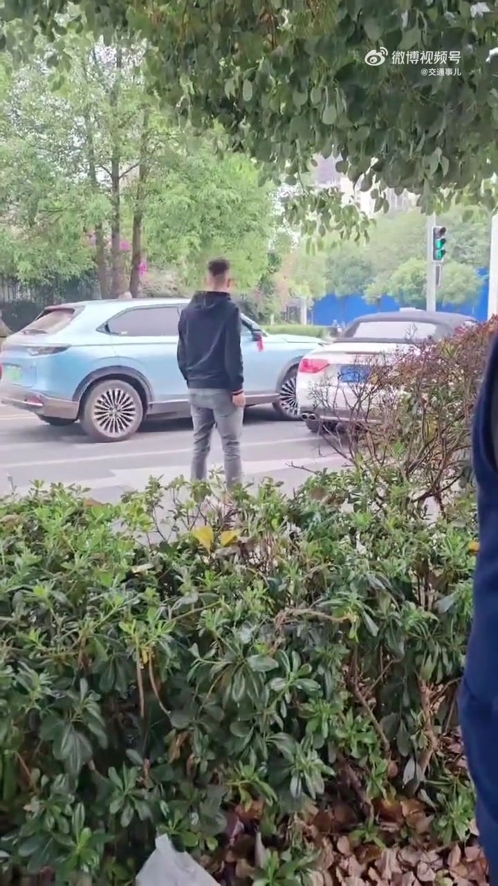 冲动是魔鬼！大马路上对撞，两个司机摊上事了