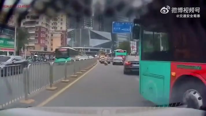 公交车连续变道发生剐蹭，你认为视频车有责任吗