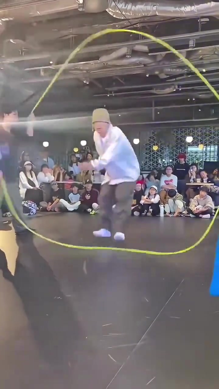 这舞蹈很哇塞，这兄弟很牛呀，丝滑！