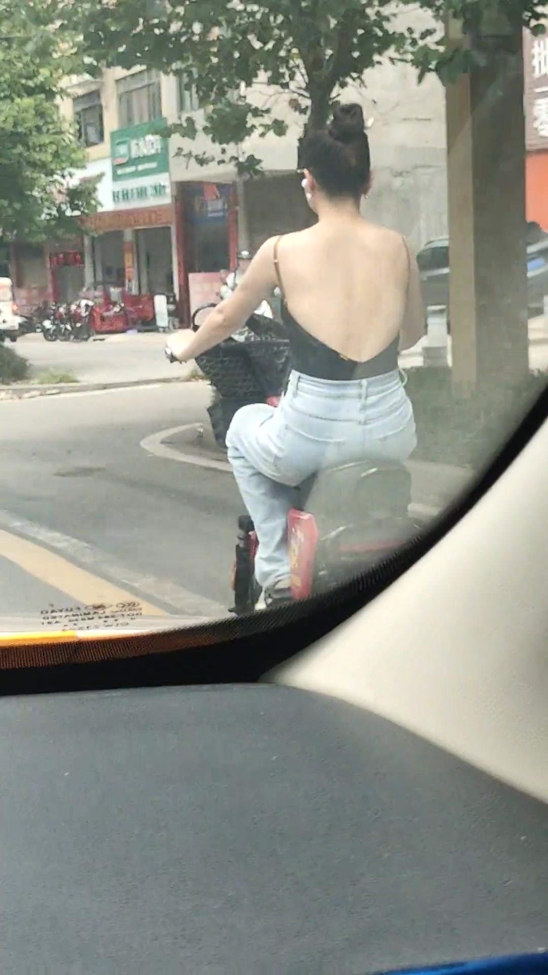 小姐姐这衣服也太省布料了吧