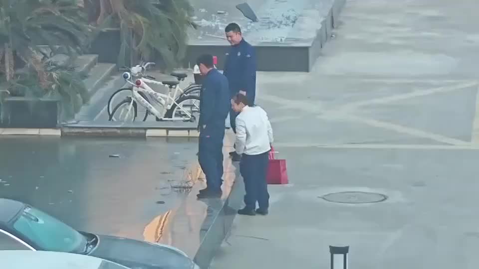 阿姨准备走，仔细想想不行今天这笑话必须看，果然不负她等两秒钟