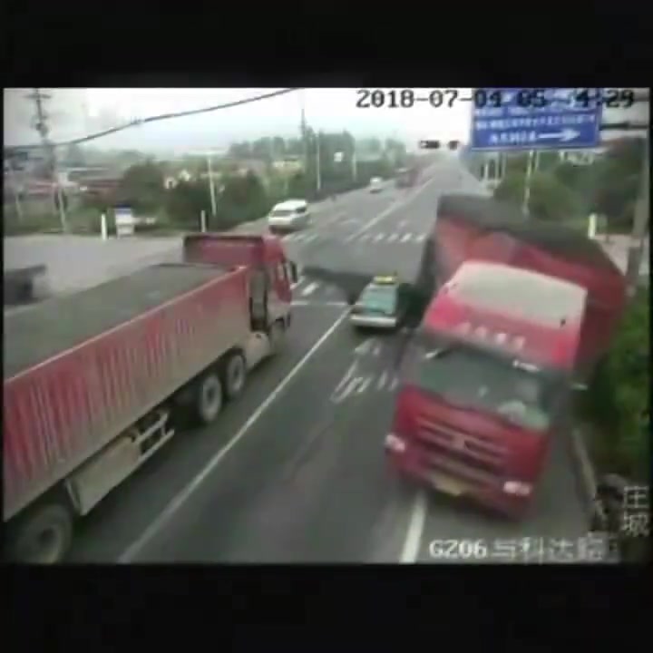 这走位，这技术真厉害，但是不是闯红灯了！！！！