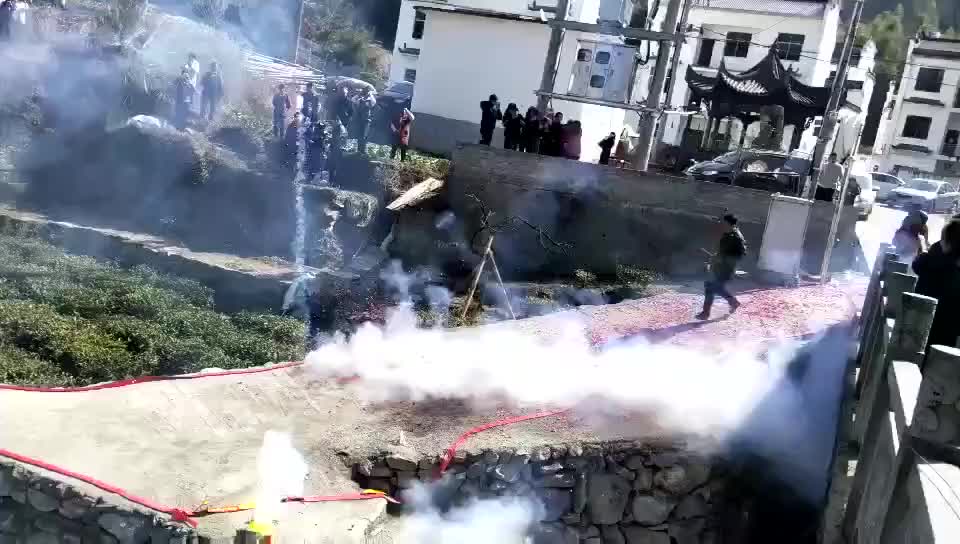 最后那个大哥应该是被烟熏晕了吧！！！！