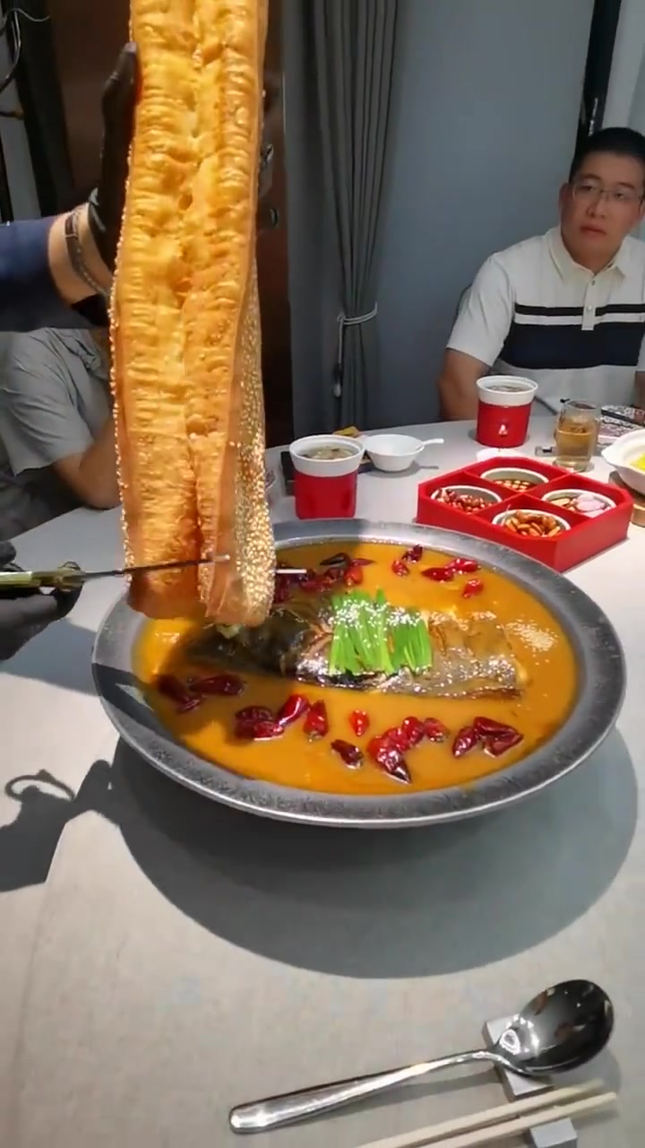 2块钱的一根的油条，这么一剪不得68呀