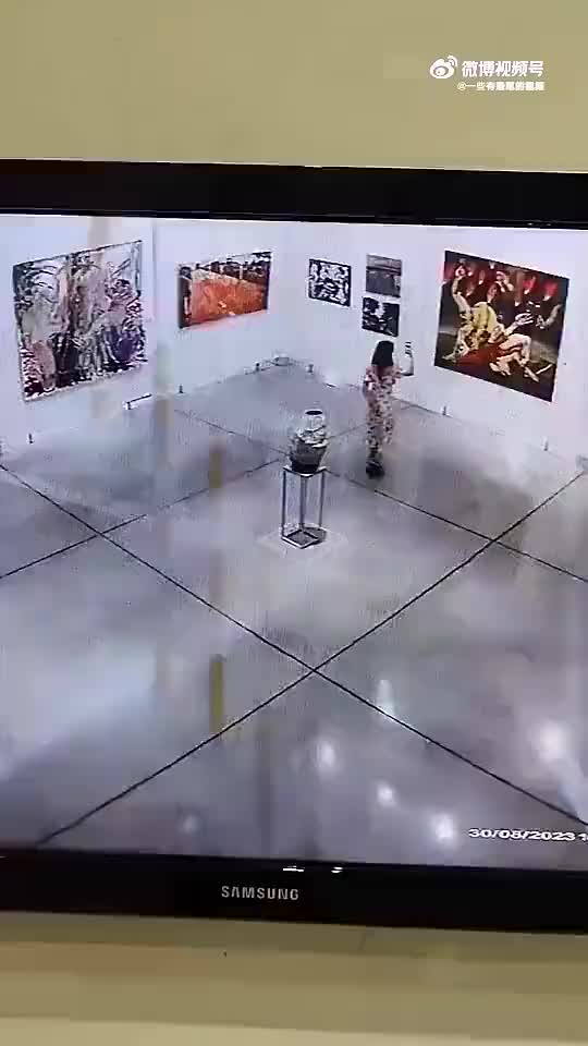 这一下女生也慌的不行，这感觉摆放位置也不是很合理啊