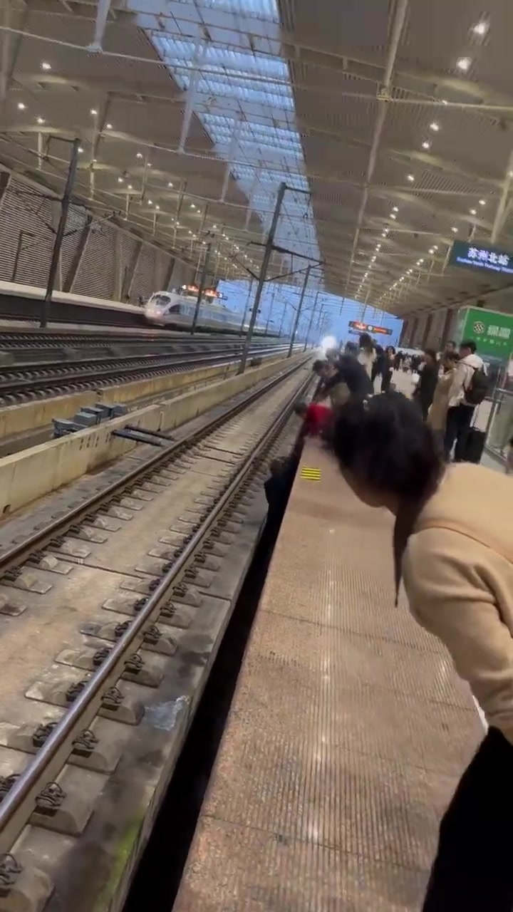 这是行李箱掉下去然后跳下去拿这胆子也太大了吧
