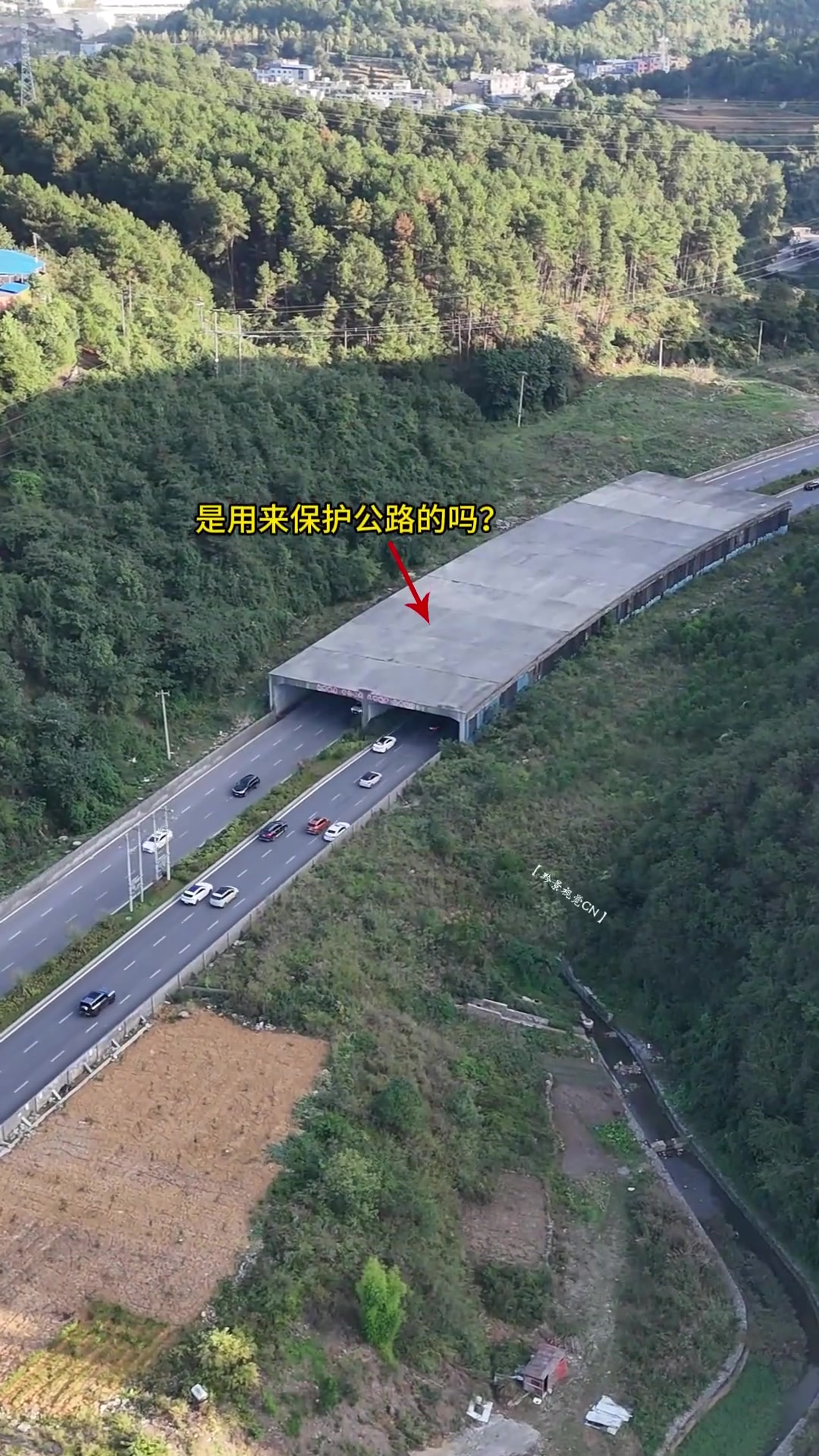 大家帮忙看看！这条隧道修好以后是不是上面忘记放山了