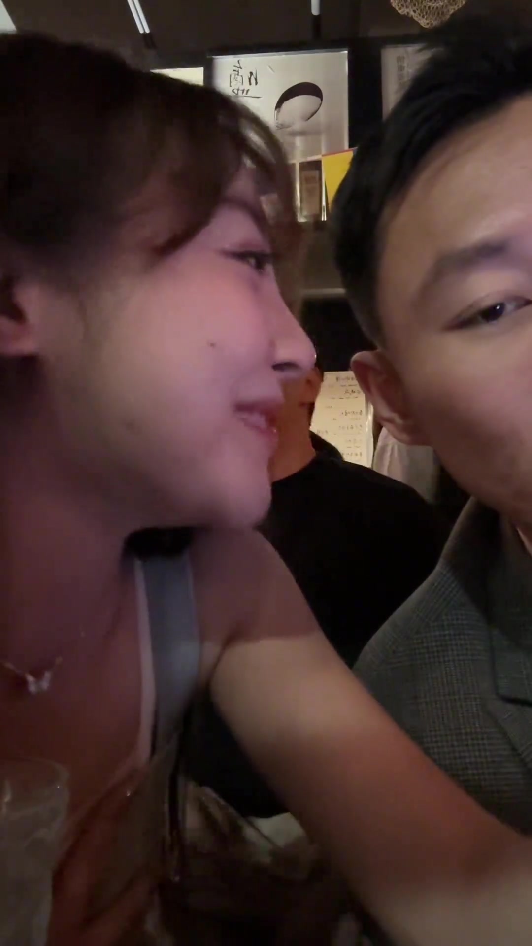 都靠这么近这女的眼神都拉丝了，还阿帕次呢