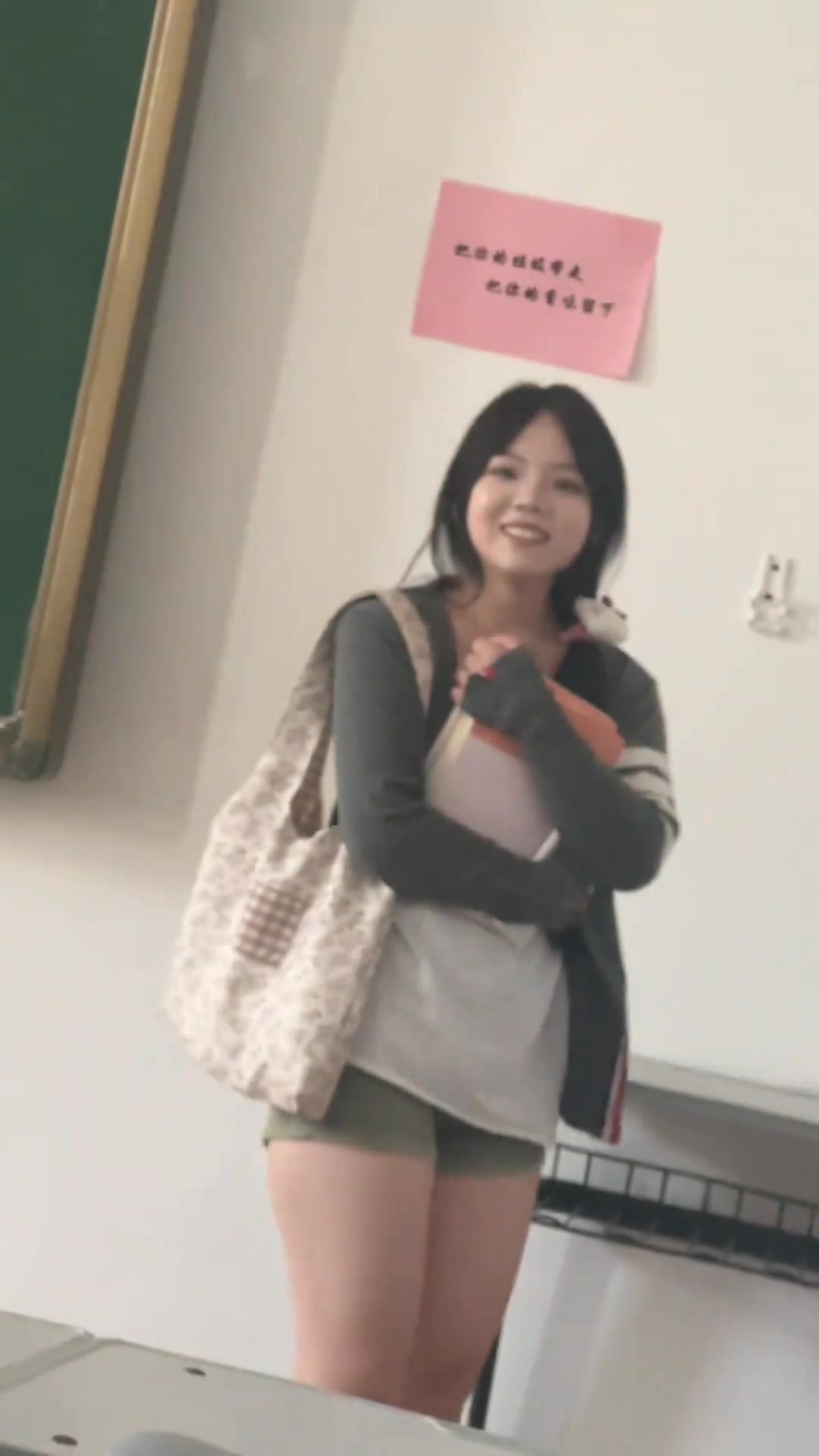 慌得不行！吃完饭回来发现自习室变别人开会教室