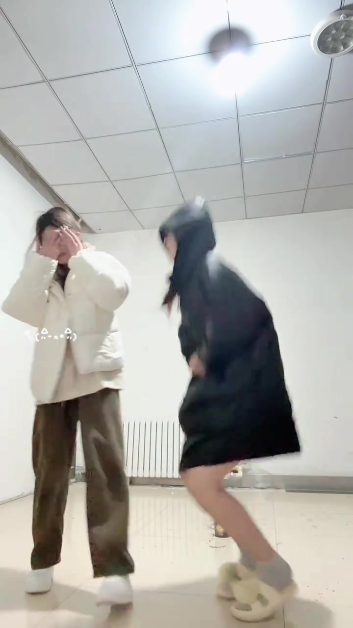 小姐姐和闺蜜玩游戏，顺便给闺蜜一个痛击！